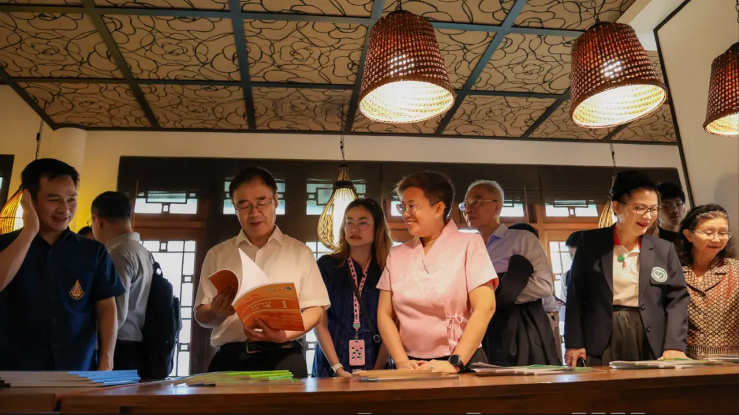 泰国皇太后大学孔子学院举办建院20周年系列庆?;疃?png 图片